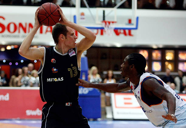 手并列领先 手并列领先